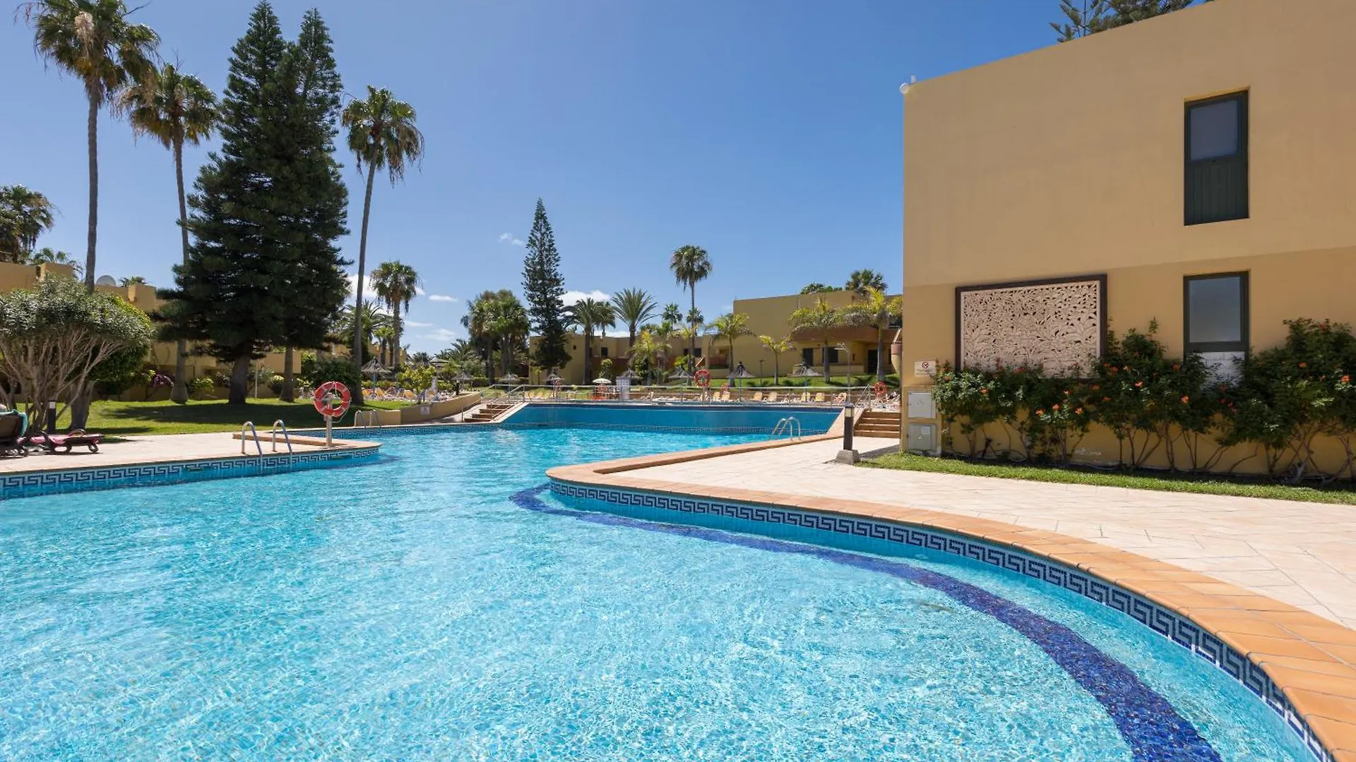 Home2Book Pool & Tennis Court Cozy Apt, Κοραλέχο Διαμέρισμα